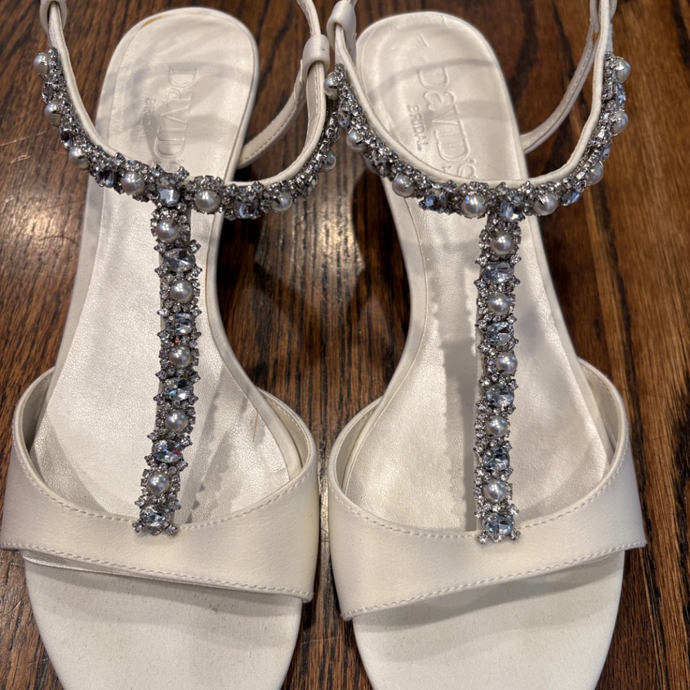 DAVID'S BRIDAL Crystal and Pearl T-Strap Sandals- PAYTON wedding/prom shoes SZ 7 - Picture 2 of 7